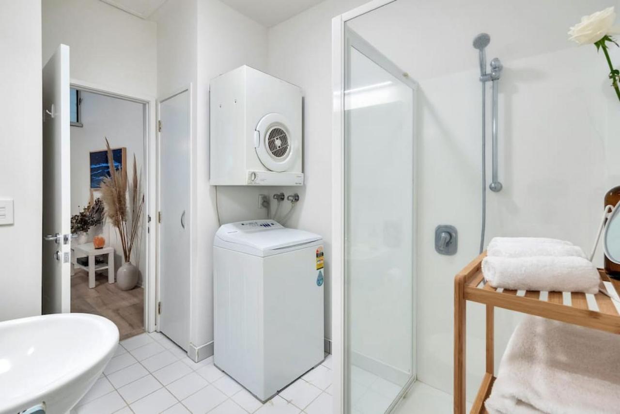 Awesome, Cool Beachy 2br Cbd Gem - Wifi And Netflix Apartment *